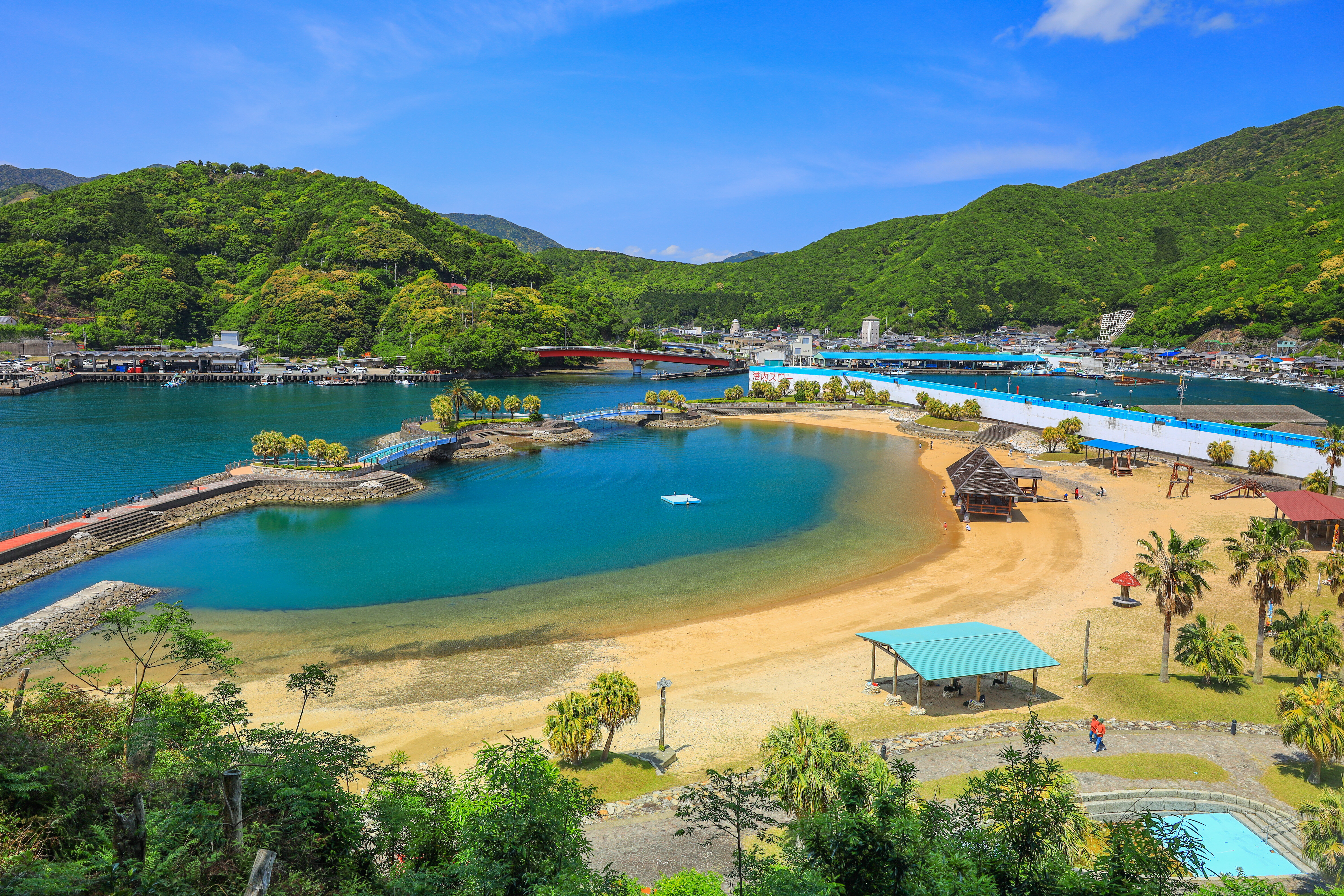無料壁紙 ビーチ全体。PCとデスクトップ壁紙に最適な4K高画質の無料壁紙。三重県大紀町の錦向井ヶ浜トロピカルガーデンで撮影したフリー写真素材