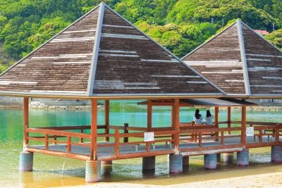 無料壁紙 休憩所で寛ぐ人。PCとデスクトップ壁紙に最適な4K高画質の無料壁紙。三重県大紀町の錦向井ヶ浜トロピカルガーデンで撮影したフリー写真素材