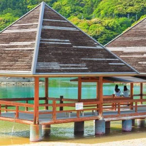 無料壁紙 休憩所で寛ぐ人。PCとデスクトップ壁紙に最適な4K高画質の無料壁紙。三重県大紀町の錦向井ヶ浜トロピカルガーデンで撮影したフリー写真素材