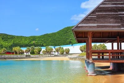 無料壁紙 南国風の休憩所。PCとデスクトップ壁紙に最適な4K高画質の無料壁紙。三重県大紀町の錦向井ヶ浜トロピカルガーデンで撮影したフリー写真素材