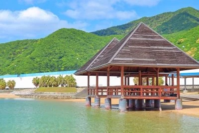 無料壁紙 海辺にある休憩所。PCとデスクトップ壁紙に最適な4K高画質の無料壁紙。三重県大紀町の錦向井ヶ浜トロピカルガーデンで撮影したフリー写真素材