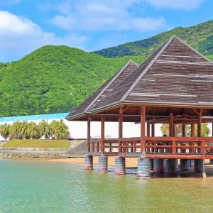 無料壁紙 海辺にある休憩所。PCとデスクトップ壁紙に最適な4K高画質の無料壁紙。三重県大紀町の錦向井ヶ浜トロピカルガーデンで撮影したフリー写真素材