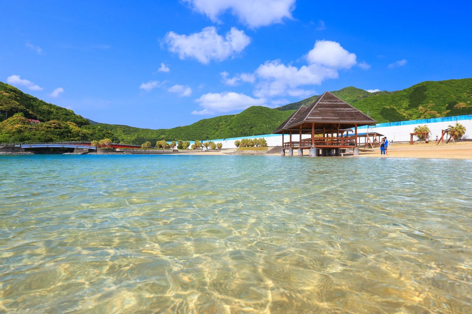 無料壁紙 浅瀬のビーチ。PCとデスクトップ壁紙に最適な4K高画質の無料壁紙。三重県大紀町の錦向井ヶ浜トロピカルガーデンで撮影したフリー写真素材