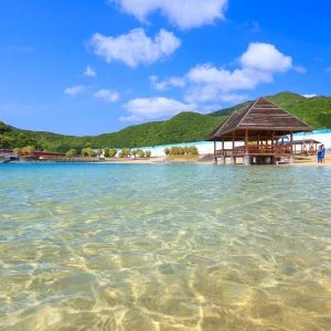 無料壁紙 浅瀬のビーチ。PCとデスクトップ壁紙に最適な4K高画質の無料壁紙。三重県大紀町の錦向井ヶ浜トロピカルガーデンで撮影したフリー写真素材