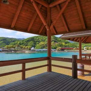 無料壁紙 休憩所の中からの眺め。PCとデスクトップ壁紙に最適な4K高画質の無料壁紙。三重県大紀町の錦向井ヶ浜トロピカルガーデンで撮影したフリー写真素材