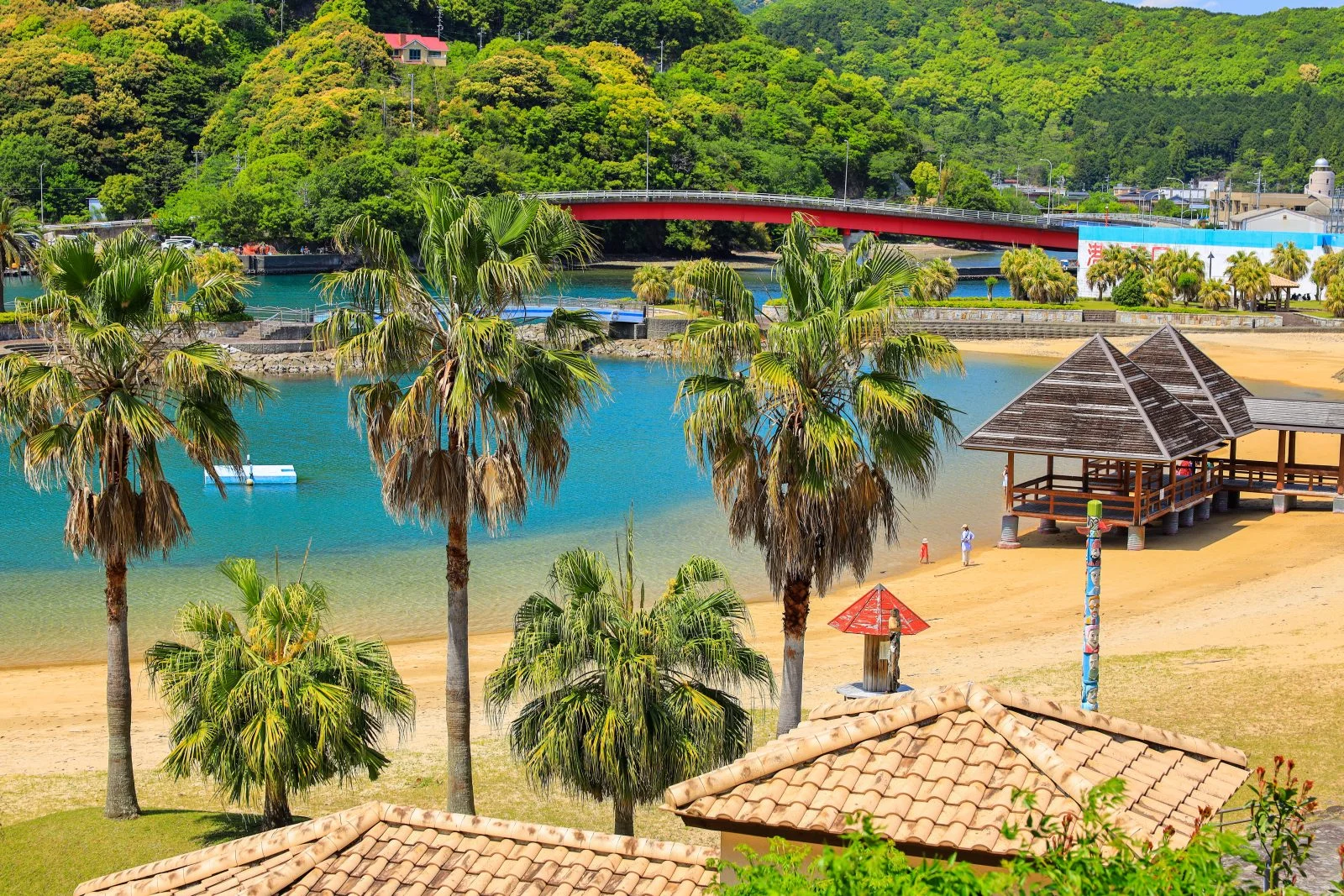 無料壁紙 ヤシの木が並ぶビーチ。PCとデスクトップ壁紙に最適な4K高画質の無料壁紙。三重県大紀町の錦向井ヶ浜トロピカルガーデンで撮影したフリー写真素材