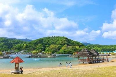 無料壁紙 ビーチの様子。PCとデスクトップ壁紙に最適な4K高画質の無料壁紙。三重県大紀町の錦向井ヶ浜トロピカルガーデンで撮影したフリー写真素材