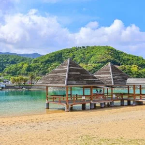 無料壁紙 休憩所とビーチ。PCとデスクトップ壁紙に最適な4K高画質の無料壁紙。三重県大紀町の錦向井ヶ浜トロピカルガーデンで撮影したフリー写真素材