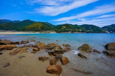 無料壁紙 浅瀬の大泊海水浴場。PCとデスクトップ壁紙に最適な4K高画質の無料壁紙。三重県熊野市の大泊海水浴場で撮影したフリー写真素材