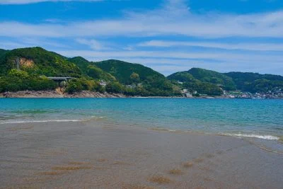 無料壁紙 大泊海水浴場の波打ち際。PCとデスクトップ壁紙に最適な4K高画質の無料壁紙。三重県熊野市の大泊海水浴場で撮影したフリー写真素材