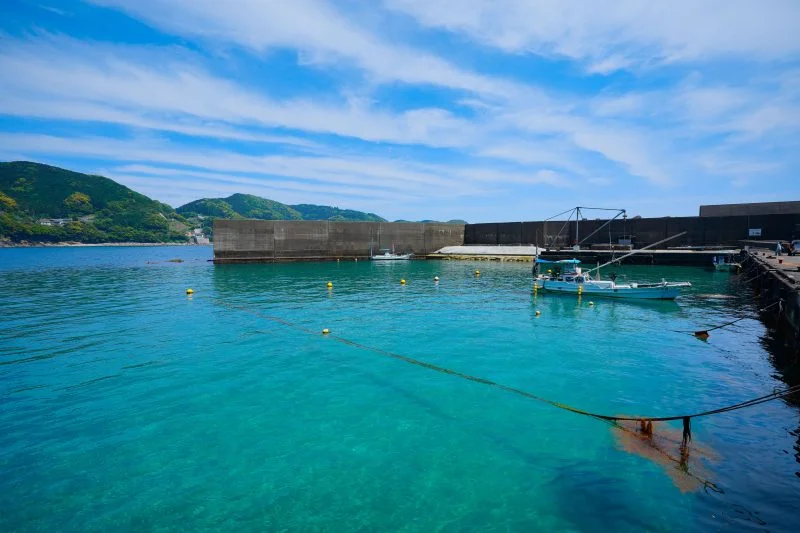 無料壁紙 マリンブルーの大泊。PCとデスクトップ壁紙に最適な4K高画質の無料壁紙。三重県熊野市の大泊海水浴場で撮影したフリー写真素材