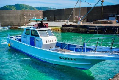 無料壁紙 まるで浮遊する船。PCとデスクトップ壁紙に最適な4K高画質の無料壁紙。三重県熊野市の大泊海水浴場で撮影したフリー写真素材