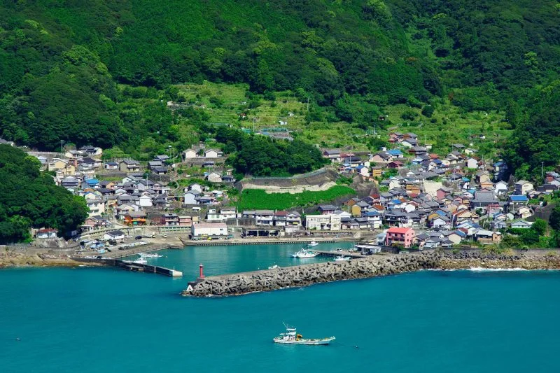 無料壁紙 松本峠から眺める大泊の町並み。PCとデスクトップ壁紙に最適な4K高画質の無料壁紙。三重県熊野市の大泊海水浴場で撮影したフリー写真素材