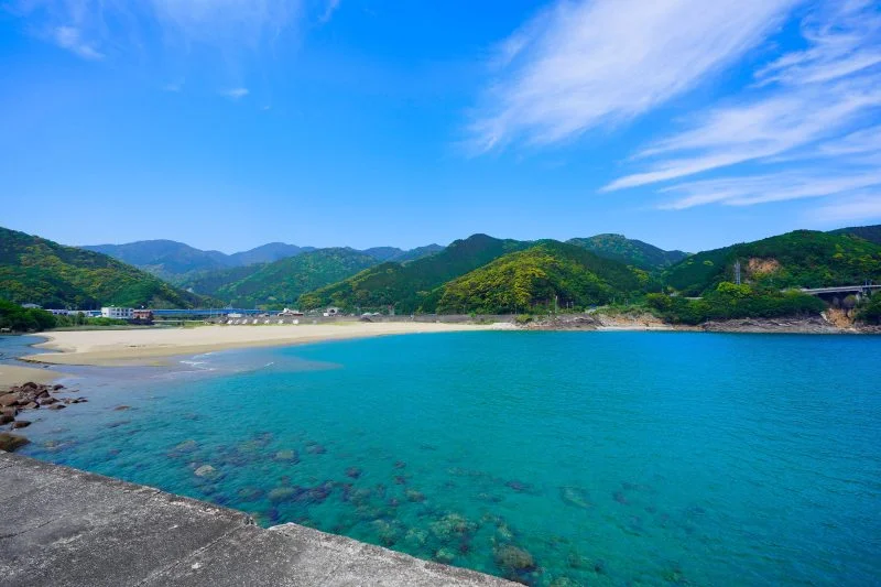 無料壁紙 大泊海水浴場を港から眺める。PCとデスクトップ壁紙に最適な4K高画質の無料壁紙。三重県熊野市の大泊海水浴場で撮影したフリー写真素材