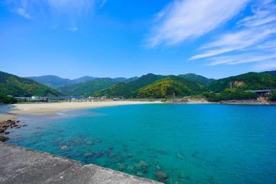 無料壁紙 大泊海水浴場を港から眺める。PCとデスクトップ壁紙に最適な4K高画質の無料壁紙。三重県熊野市の大泊海水浴場で撮影したフリー写真素材