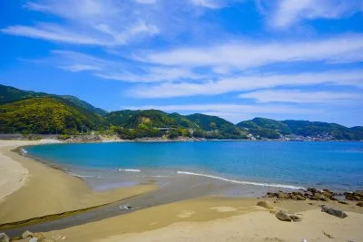 無料壁紙 大泊海水浴場の全貌。PCとデスクトップ壁紙に最適な4K高画質の無料壁紙。三重県熊野市の大泊海水浴場で撮影したフリー写真素材