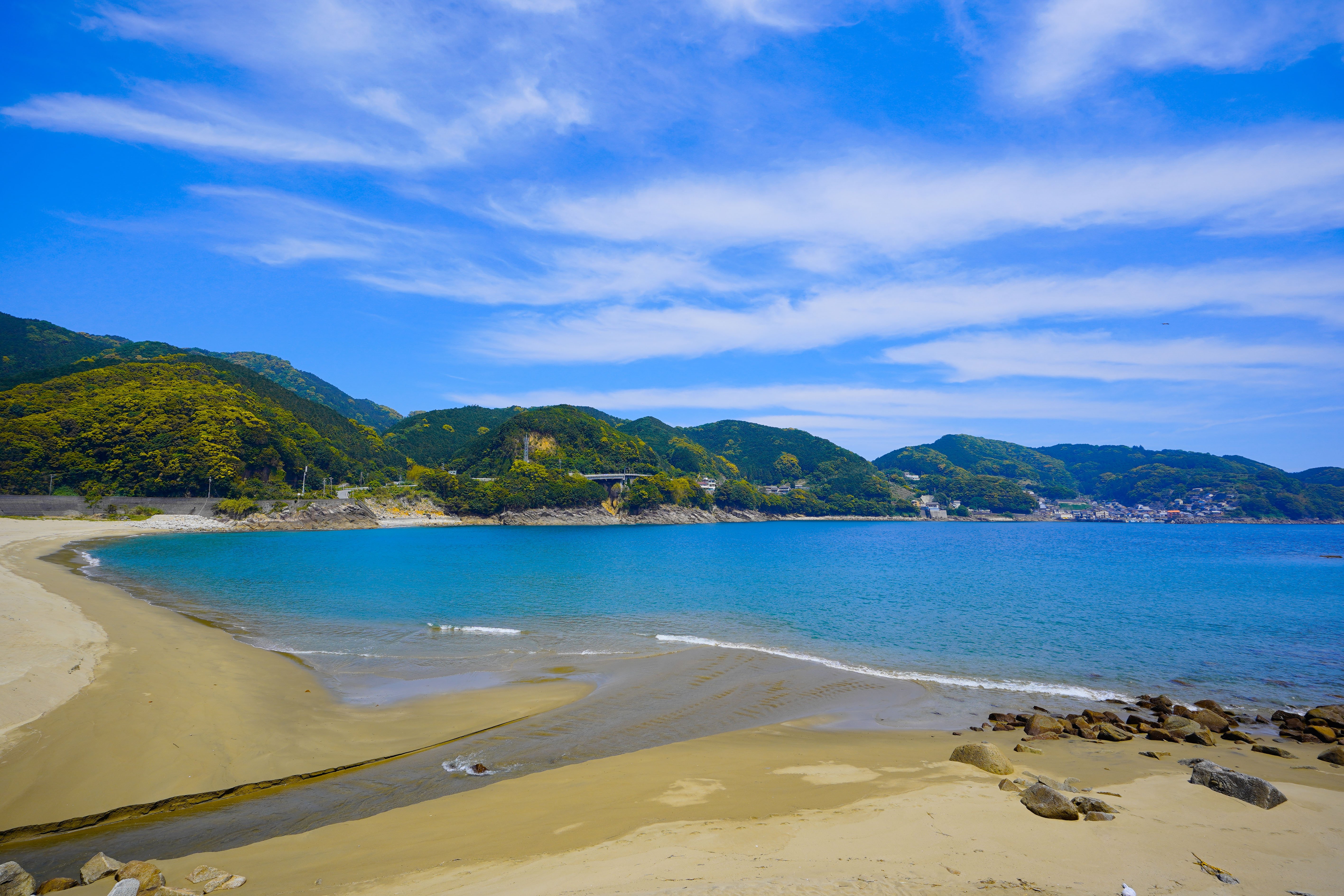 無料壁紙 大泊海水浴場の全貌。PCとデスクトップ壁紙に最適な4K高画質の無料壁紙。三重県熊野市の大泊海水浴場で撮影したフリー写真素材