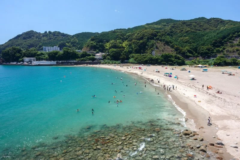 無料壁紙 高台から砂浜と海を眺める。PCとデスクトップ壁紙に最適な4K高画質の無料壁紙。三重県熊野市の大泊海水浴場で撮影したフリー写真素材