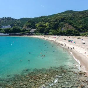 無料壁紙 高台から砂浜と海を眺める。PCとデスクトップ壁紙に最適な4K高画質の無料壁紙。三重県熊野市の大泊海水浴場で撮影したフリー写真素材