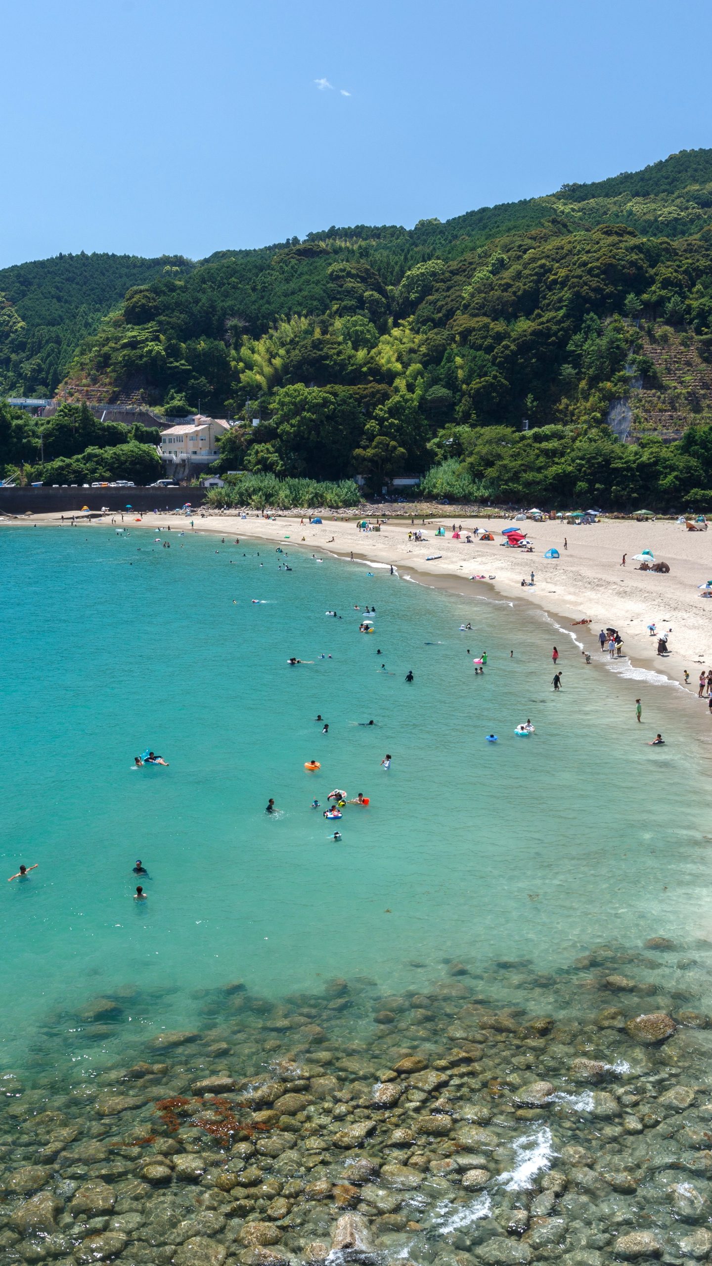 高台から砂浜と海を眺める(三重県熊野市・大泊海水浴場)
