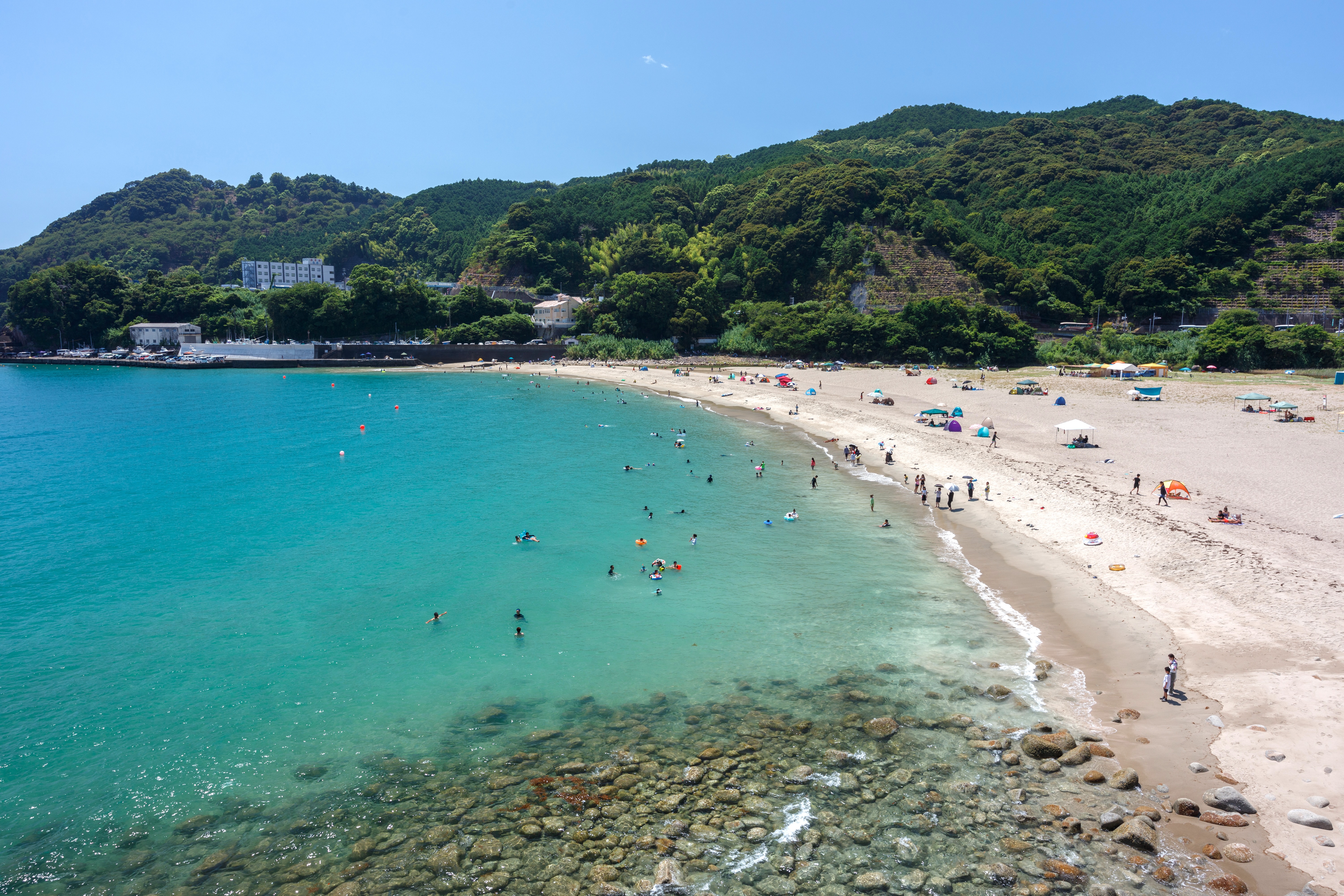 無料壁紙 高台から砂浜と海を眺める。PCとデスクトップ壁紙に最適な4K高画質の無料壁紙。三重県熊野市の大泊海水浴場で撮影したフリー写真素材