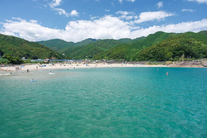 エメラルドグリーンの海水浴場（三重県熊野市・大泊海水浴場）