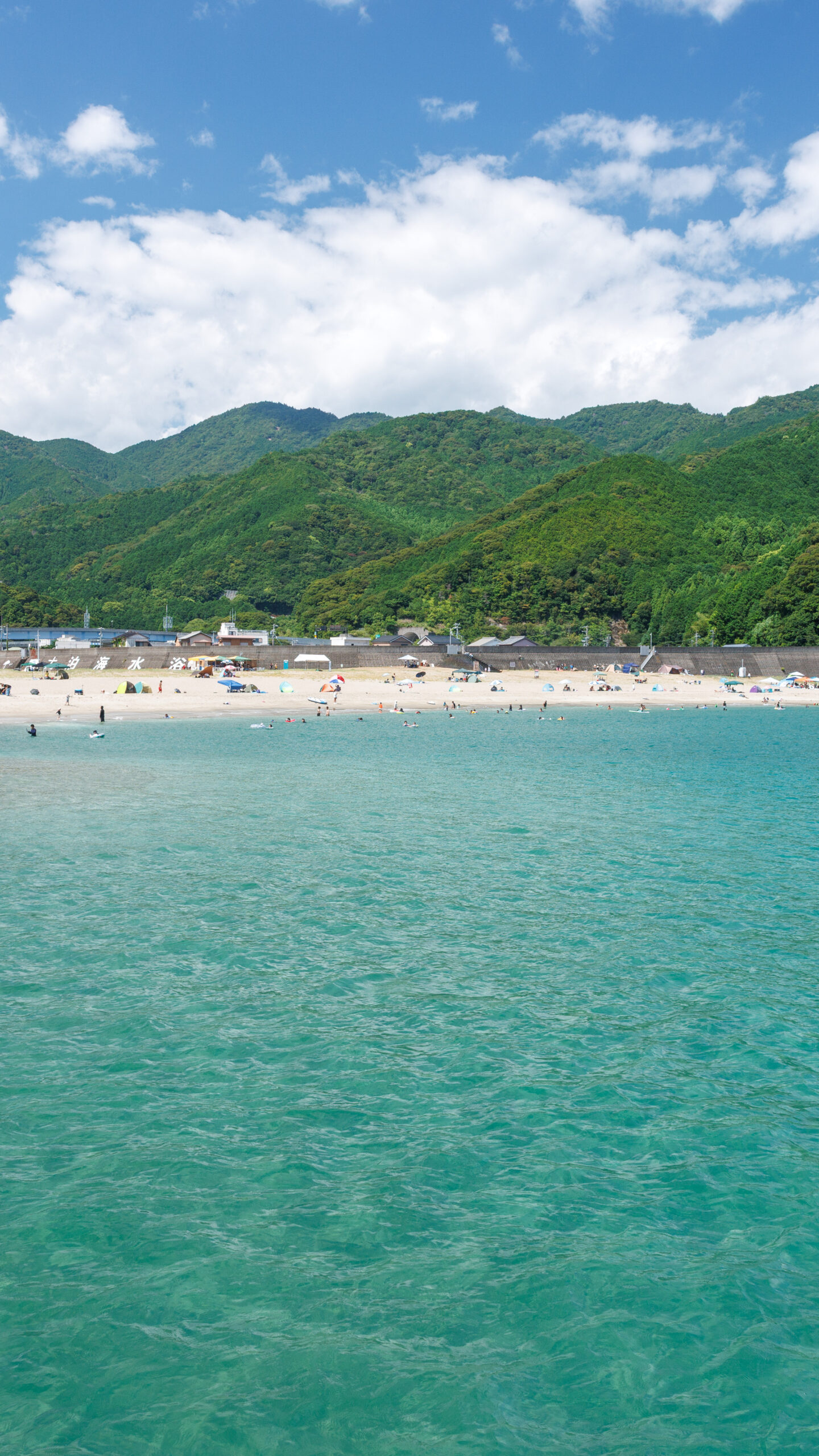 エメラルドグリーンの海水浴場(三重県熊野市・大泊海水浴場)