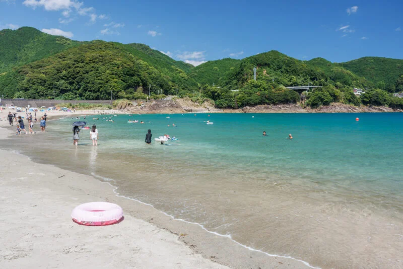 無料壁紙 抜群の透明度で海水浴。PCとデスクトップ壁紙に最適な4K高画質の無料壁紙。三重県熊野市の大泊海水浴場で撮影したフリー写真素材