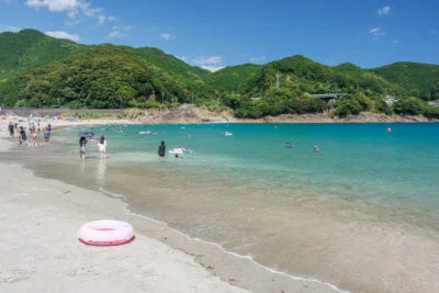 無料壁紙 抜群の透明度で海水浴。PCとデスクトップ壁紙に最適な4K高画質の無料壁紙。三重県熊野市の大泊海水浴場で撮影したフリー写真素材