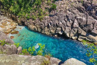 無料壁紙 エメラルドオハイブルー。PCとデスクトップ壁紙に最適な4K高画質の無料壁紙。三重県尾鷲市のオハイで撮影したフリー写真素材