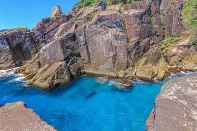 無料壁紙 岸壁の間を眺めるオハイブルーの海。PCとデスクトップ壁紙に最適な4K高画質の無料壁紙。三重県尾鷲市のオハイで撮影したフリー写真素材