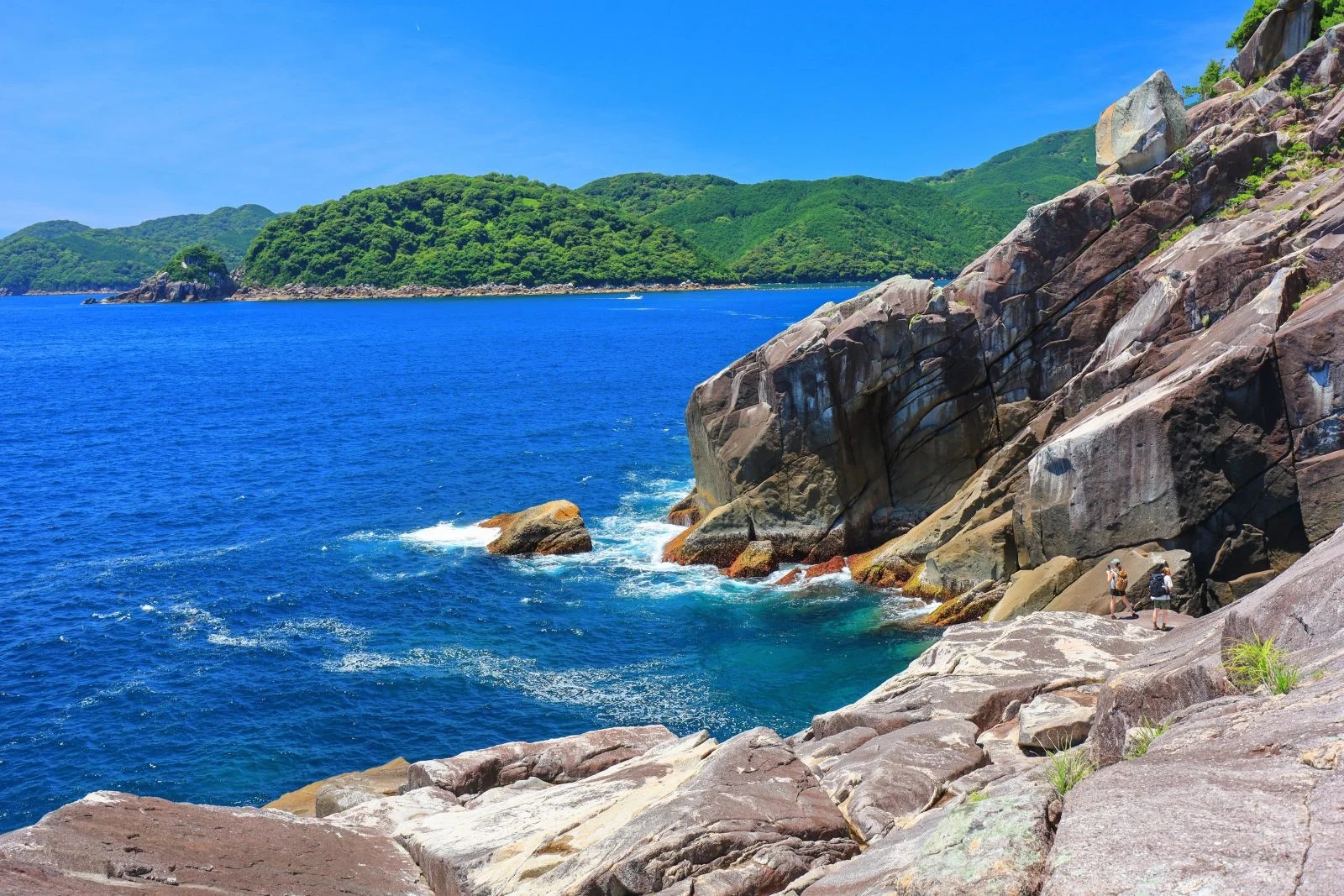 無料壁紙 碧い海と岸壁。PCとデスクトップ壁紙に最適な4K高画質の無料壁紙。三重県尾鷲市のオハイで撮影したフリー写真素材