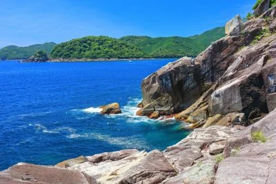 無料壁紙 碧い海と岸壁。PCとデスクトップ壁紙に最適な4K高画質の無料壁紙。三重県尾鷲市のオハイで撮影したフリー写真素材