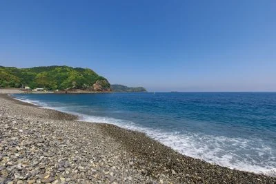 無料壁紙 鬼ヶ城と七里御浜。PCとデスクトップ壁紙に最適な4K高画質の無料壁紙。三重県熊野市の鬼ヶ城で撮影したフリー写真素材