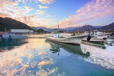 無料壁紙 夕焼けリフレクション。PCとデスクトップ壁紙に最適な4K高画質の無料壁紙。三重県尾鷲市の大曽根浦漁港で撮影したフリー写真素材