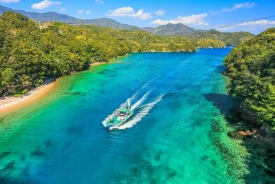 無料壁紙 阿曽浦大橋から眺める海がまるで沖縄！。PCとデスクトップ壁紙に最適な4K高画質の無料壁紙。三重県南伊勢町の親子大橋で撮影したフリー写真素材