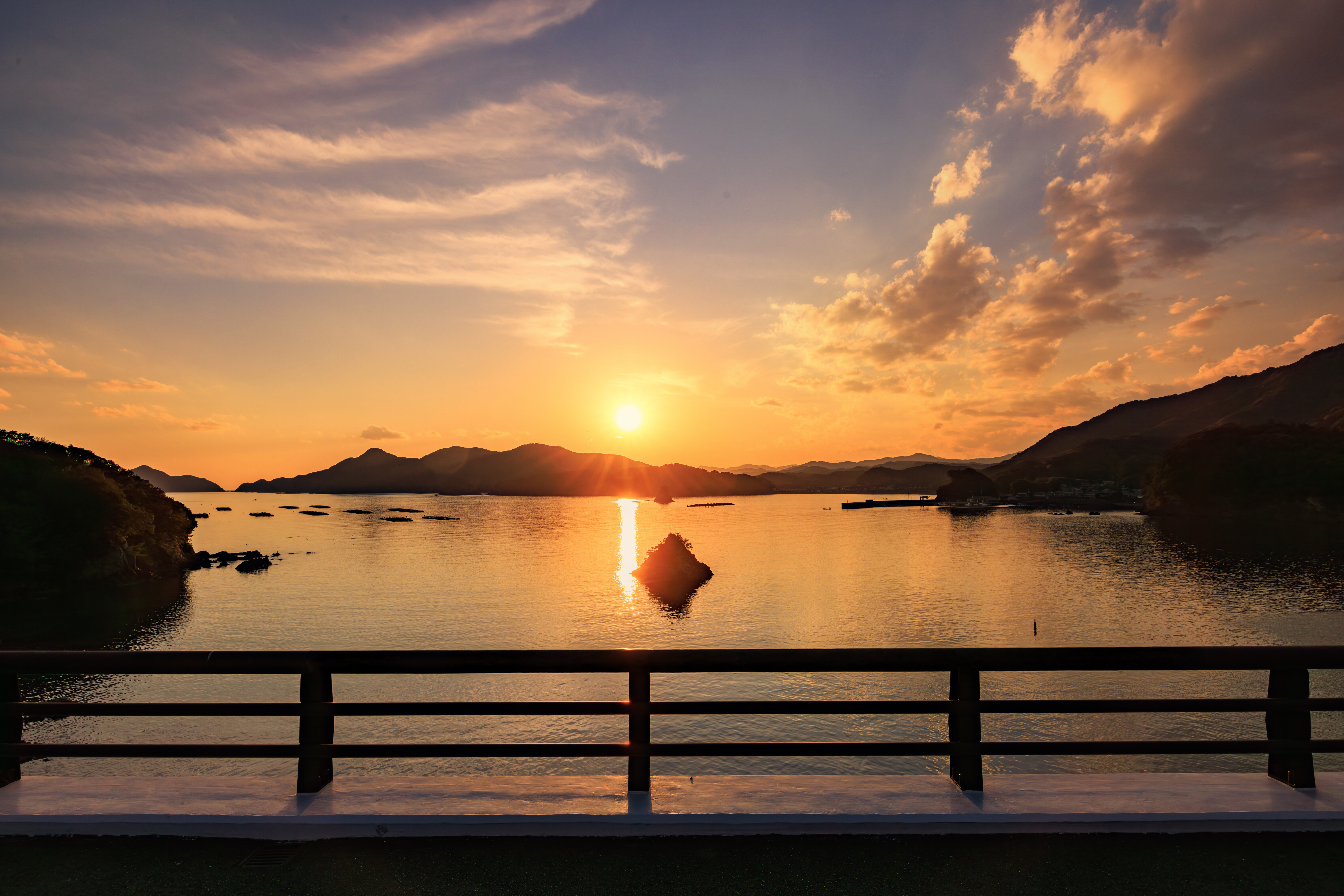 無料壁紙 南島大橋の歩道から夕陽を眺める。PCとデスクトップ壁紙に最適な4K高画質の無料壁紙。三重県南伊勢町の親子大橋で撮影したフリー写真素材
