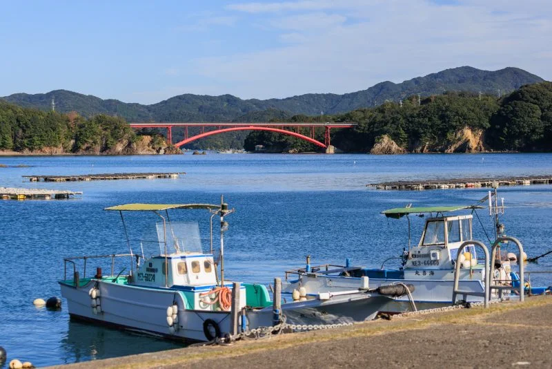 無料壁紙 漁船と南東大橋。PCとデスクトップ壁紙に最適な4K高画質の無料壁紙。三重県南伊勢町の親子大橋で撮影したフリー写真素材