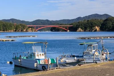 無料壁紙 漁船と南東大橋。PCとデスクトップ壁紙に最適な4K高画質の無料壁紙。三重県南伊勢町の親子大橋で撮影したフリー写真素材