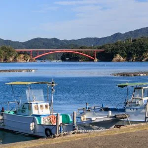 無料壁紙 漁船と南東大橋。PCとデスクトップ壁紙に最適な4K高画質の無料壁紙。三重県南伊勢町の親子大橋で撮影したフリー写真素材