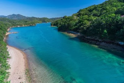 無料壁紙 まるで南国のような南伊勢町の海。PCとデスクトップ壁紙に最適な4K高画質の無料壁紙。三重県南伊勢町の親子大橋で撮影したフリー写真素材