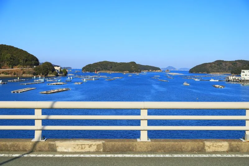 無料壁紙 麻生の浦大橋からの眺め。PCとデスクトップ壁紙に最適な4K高画質の無料壁紙。三重県鳥羽市のパールロードで撮影したフリー写真素材