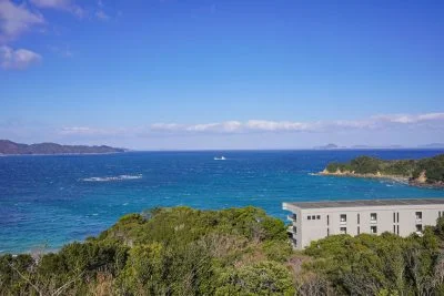 無料壁紙 展望台Aから眺める海とTAOYA志摩。PCとデスクトップ壁紙に最適な4K高画質の無料壁紙。三重県鳥羽市のパールロードで撮影したフリー写真素材