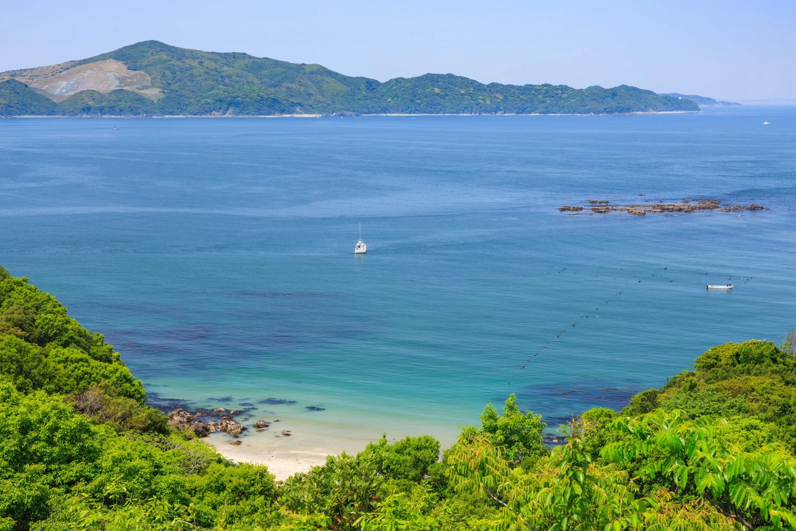 無料壁紙 展望台Aから眺める鳥羽白浜ビーチ。PCとデスクトップ壁紙に最適な4K高画質の無料壁紙。三重県鳥羽市のパールロードで撮影したフリー写真素材