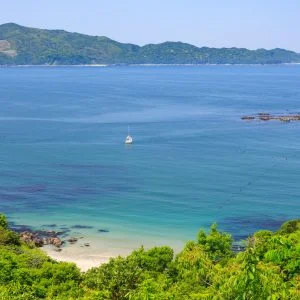 無料壁紙 展望台Aから眺める鳥羽白浜ビーチ。PCとデスクトップ壁紙に最適な4K高画質の無料壁紙。三重県鳥羽市のパールロードで撮影したフリー写真素材