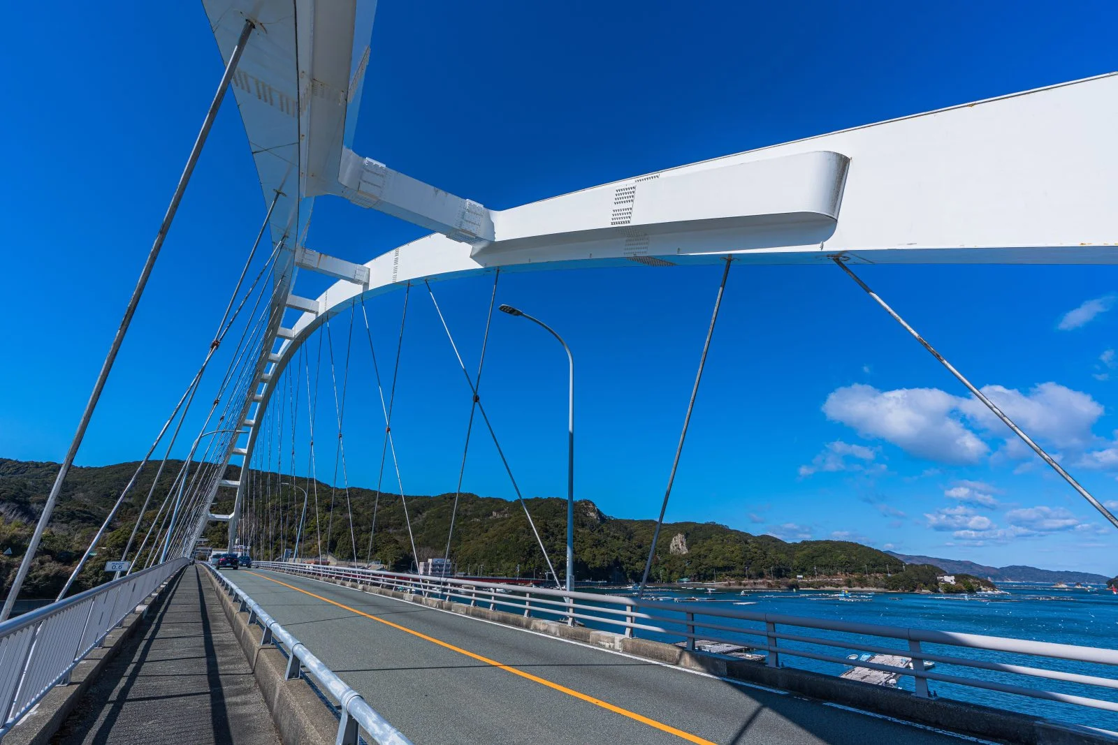 無料壁紙 麻生の浦大橋の中。PCとデスクトップ壁紙に最適な4K高画質の無料壁紙。三重県鳥羽市のパールロードで撮影したフリー写真素材