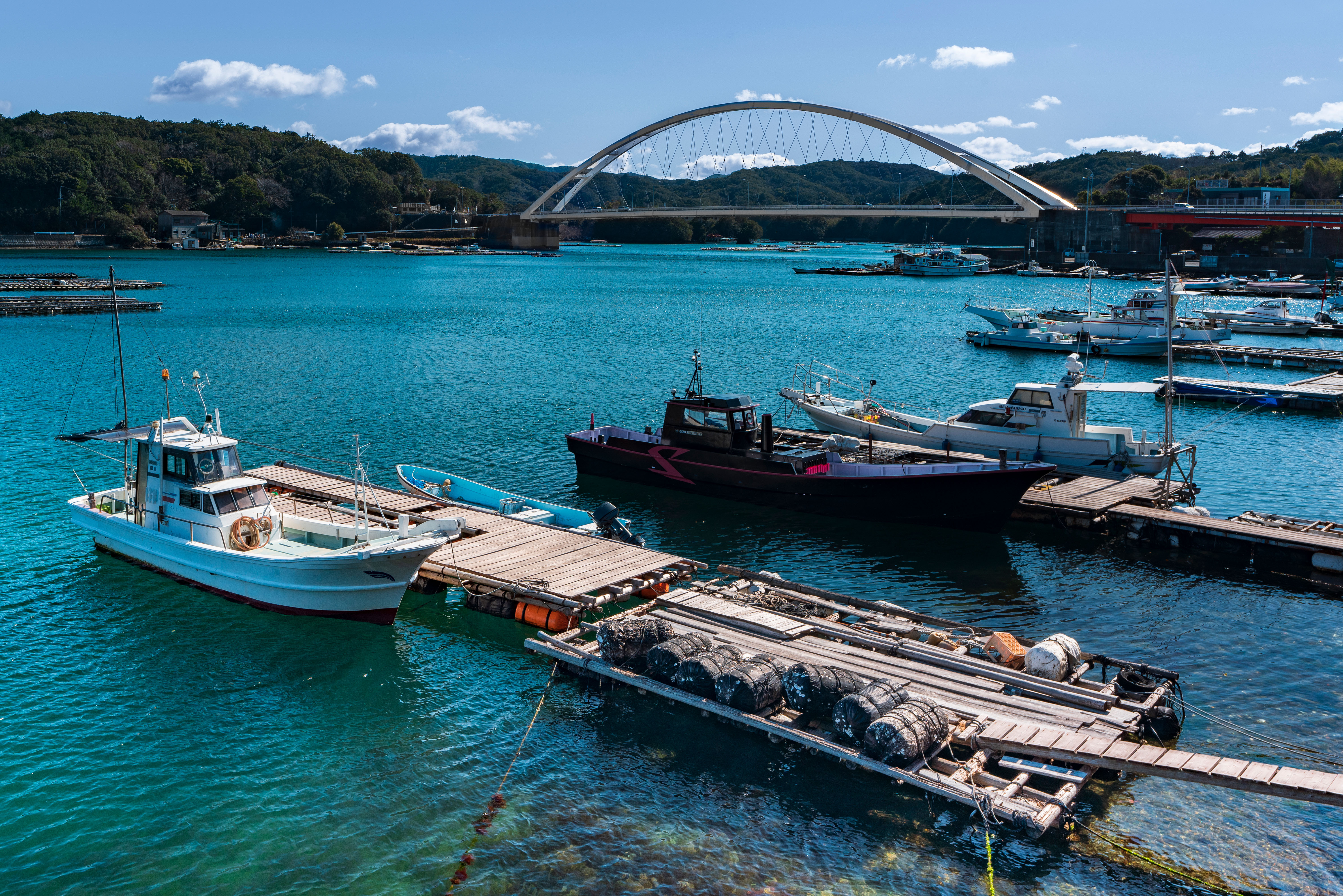 無料壁紙 安楽島町の海と麻生の浦大橋。PCとデスクトップ壁紙に最適な4K高画質の無料壁紙。三重県鳥羽市のパールロードで撮影したフリー写真素材