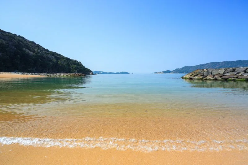 無料壁紙 坂手海水浴場の波。PCとデスクトップ壁紙に最適な4K高画質の無料壁紙。三重県鳥羽市の坂手島で撮影したフリー写真素材