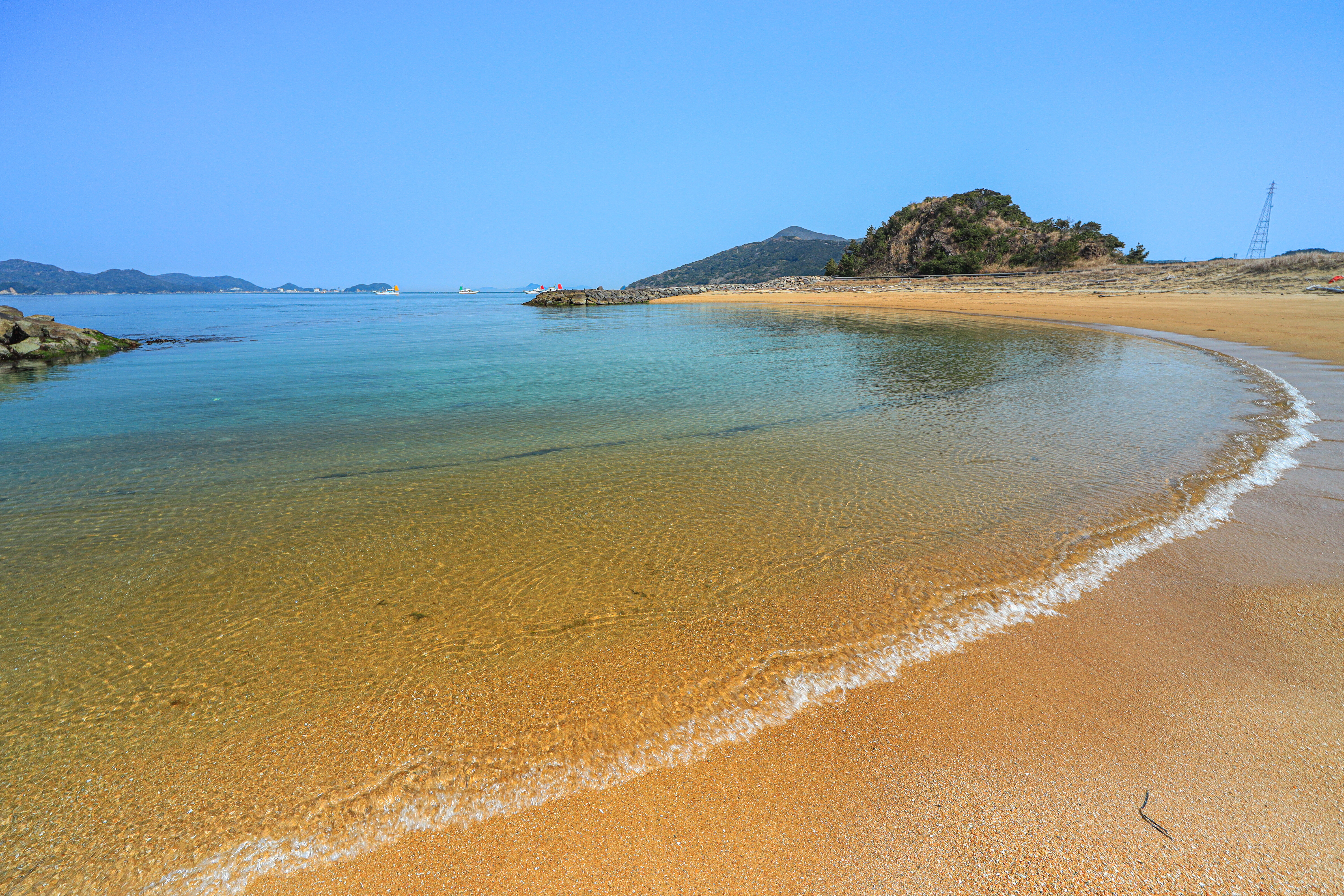 無料壁紙 坂手海水浴場の波打ち際。PCとデスクトップ壁紙に最適な4K高画質の無料壁紙。三重県鳥羽市の坂手島で撮影したフリー写真素材