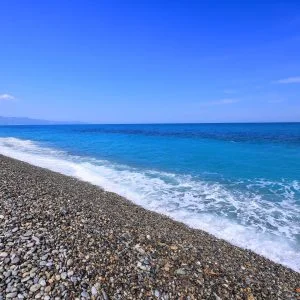 無料壁紙 御浜小石と七里御浜海岸。PCとデスクトップ壁紙に最適な4K高画質の無料壁紙。三重県御浜町の七里御浜ふれあいビーチで撮影したフリー写真素材